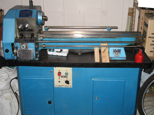 The lathe sans saddle.  Note the support block at the right end of the lead screw / feedshaft has been removed to allow the saddle to be slid off the end of the bed.