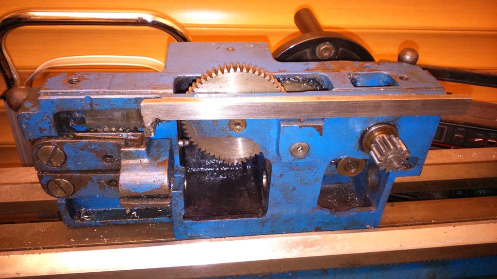 Overall view of the apron rear with the half nuts in the threading/closed position.