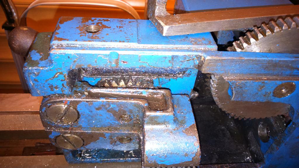 Close-up view of the gear on the half-nut lever shaft (excuse the muck....)
